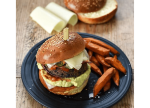 Burger végétarien aux tranches de brebis Lou Pérac et frites de patates douces