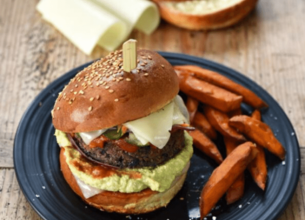 Burger végétarien aux tranches de brebis Lou Pérac et frites de patates douces