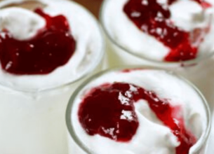 Verrines au Frais de brebis Lou Pérac et coulis de fruits rouges