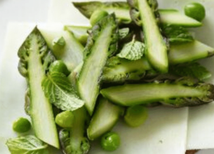 Tartines aux tranches de brebis Lou Pérac, asperges et crème de petits pois