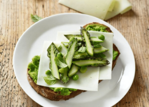 Tartines aux tranches de brebis Lou Pérac, asperges et crème de petits pois