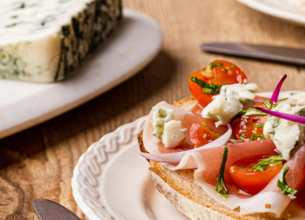 Tartines au jambon de Bayonne et bleu de brebis Société 
