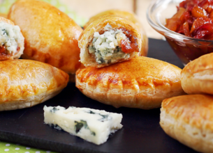 Petits Chaussons au Roquefort et Chutney de tomates