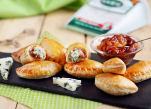 Petits Chaussons au Roquefort et Chutney de tomates