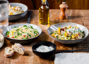 Poulet mariné au yaourt, graine de couscous aux herbes et tzatziki