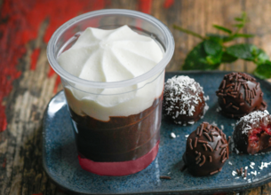 Viennois chocolat sur lit de framboises & bonbons de framboises