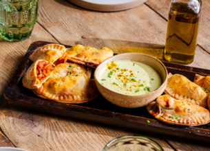 Empanadas au poulet, sauce yaourt-curry YAOS