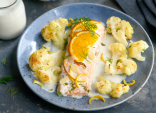 Pavé de Saumon Mariné & Chou-Fleur Rotis aux Agrumes, Sauce au Yaourt Citronnée