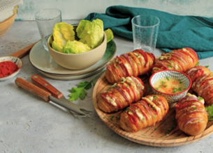 Hasselback pommes de terre Suédoise garnies au Gorgonzola, oignon rouge et chorizo