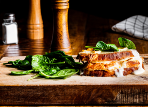 Croque-monsieur au saumon et au chèvre et sauce béchamel