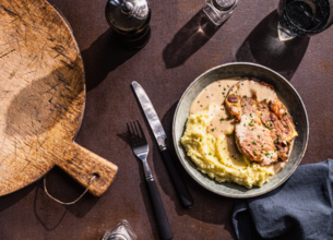 Côte de porc sauce au poivre et purée maison