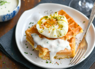 Gaufre au Parmesan & Oeuf poché, sauce crémeuse Ail & Fines Herbes