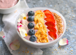 Smoothie Bowl Fleuri Fraises-Myrtilles