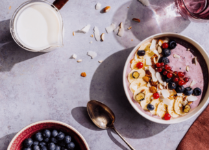 Smoothie bowl aux myrtilles, amandes et coco