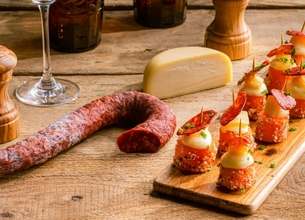 Bouchée de carotte, Chaussée aux Moines coulant, Chorizo grillé et ciboulette