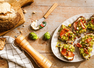 Toast tiède au Société Crème, choux de Bruxelles et lard grillé