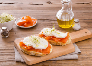 Bruschetta Mozzarella Fior di Latte, saumon fumé et pousses de poireaux