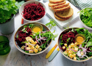 Salade de betteraves crues, roquette, oignon rouge et emmental