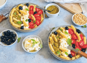 Salade de pâtes fusilli au pesto, ricotta et tomates cerises