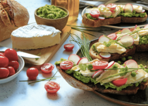 Tartines estivales de camembert Lepetit, mousse de petits pois frais, radis et tomates cerises