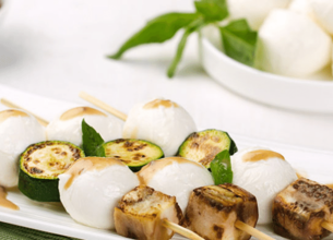 Brochettes d’aubergines, courgettes et Mozzarelline Fior Di Latte à la sauce aux anchois