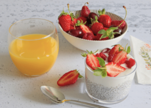 Pudding aux graines de chia, yaourt grec, fruits rouge et miel
