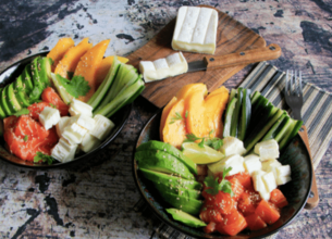 Poke bowl au samon cru, mangue, avocat, concombre et Lou Pérac