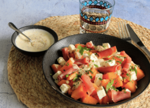 Salade estivale melon, feta et jambon cru, sauce blanche à la moutarde ancienne