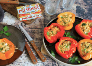 Poivrons farcis à la feta, petits pois frais et crumble