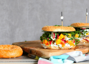 Bagel saumon, mangue, crème ciboulette