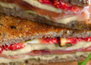 Croque au jambon cru, figues & noix