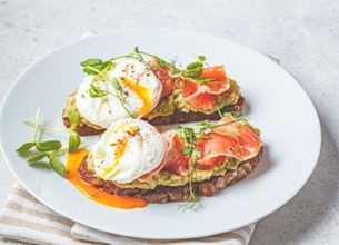 Toasts à l’avocat, au saumon et à l’œuf