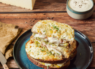 Croque-monsieur à la fondue de poireau et  tomme de brebis Lou Pérac