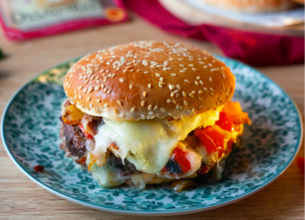 Burger basque aux poivrons, tomates séchées, jambon de Bayonne, steak haché, piment d'Espelette et Ossau Iraty