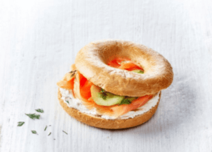 Bagel au Labné, saumon et concombre