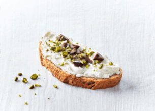 Tartine fraicheur Labné, olives et pistaches
