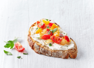 Tartine fraicheur au Labné Président et légumes du soleil