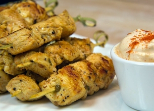 Brochettes de poulet mariné et crème de paprika Bridélice