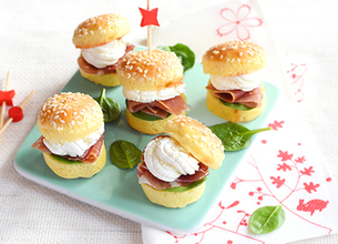 Mini-burgers chèvre Rondelé, épinards et jambon cru
