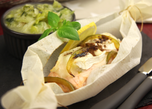 Papillote de saumon au chèvre Président sur lit de poireaux