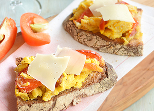 Toasts à la piperade et à l'Ossau-Iraty Istara