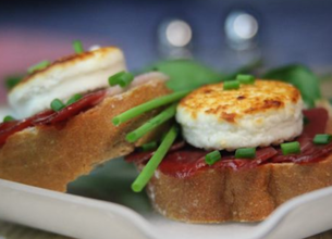 Tartine chaude au magret fumé et au fromage de chèvre Président