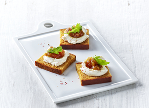 Toast labné Président, Pain d'epice et chutney d'oignon