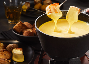 Fondue savoyarde aux lardons, et sa salade d’endives aux oignons rouges