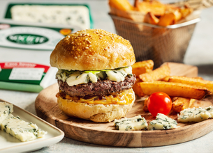 Hamburger au Roquefort AOP Société, steak haché de bœuf et compoté d’oignons