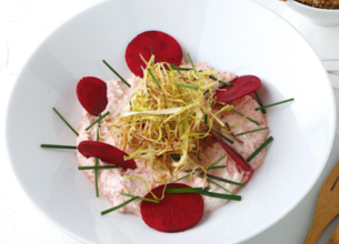 Labné Président au parfum de betterave, frits de poireaux