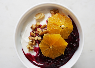 Bol de skyr siggi's, petits fruits et agrumes 