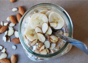 Flocons d’avoine à la banane et aux amandes & skyr siggi's