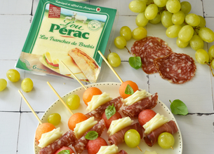 Brochettes de fruits frais aux tranches de brebis Lou Pérac