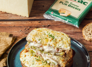 Croque-monsieur à la fondue de poireau et  tomme de brebis Lou Pérac